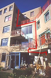 appartment building from the south (garden) with planned AC-cable in red